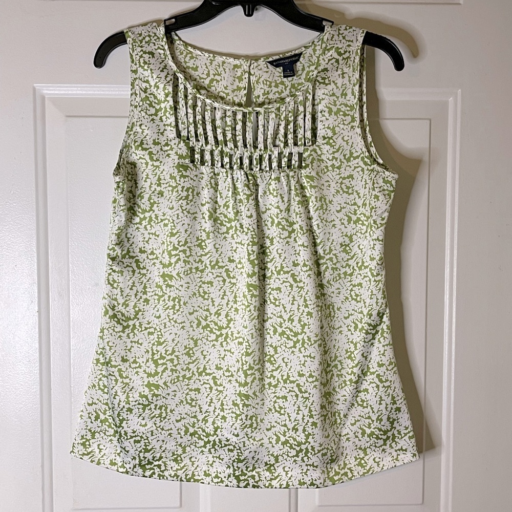 Banana Republic sleeveless blouse in white &‎ green.